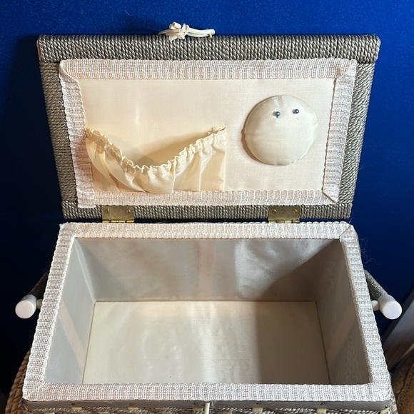 Vintage MCM RectangularTop Tapestry Faux Wicker Top Handle Sewing Box - Picture 6 of 9